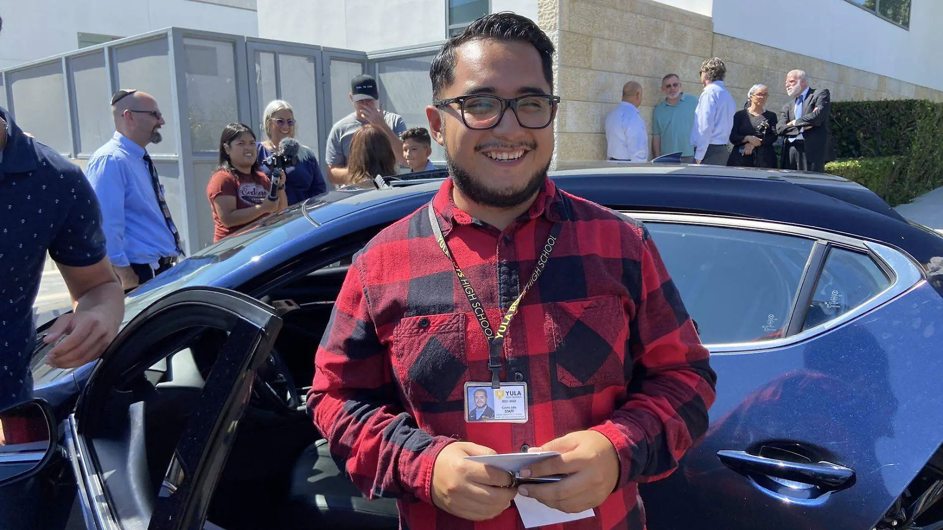 Alumnos regalaron coche a maestro que usaba scooter y autobús para ir a la escuela